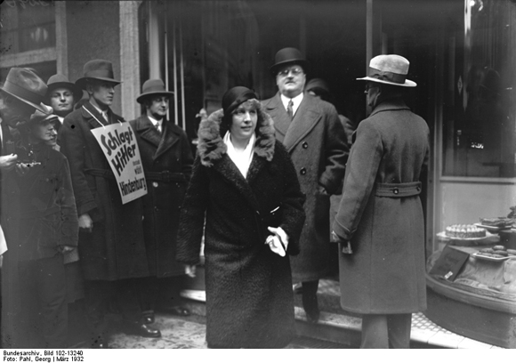 Otto Meissner beim Verlassen des Wahllokals (März 1932)